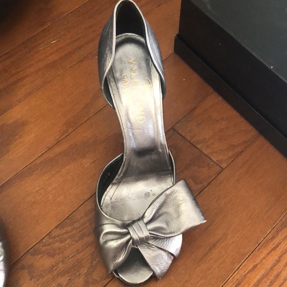Valentino Garavani Silver Bow Heel - Picture 3 of 7
